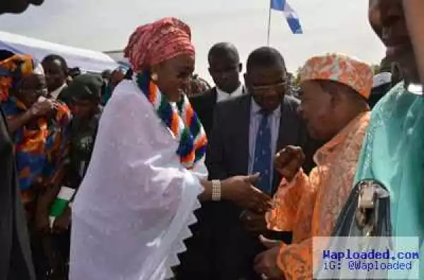See a picture of Alafin of Oyo allegedly rejecting a handshake with the First Lady